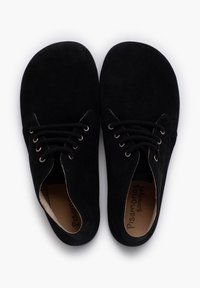 Czarne zamszowe buty z okrągłym noskiem, wyposażone w tekstylne sznurowadła przewleczone przez metalowe oczka oraz beżową wkładkę z wytłoczonym logo.