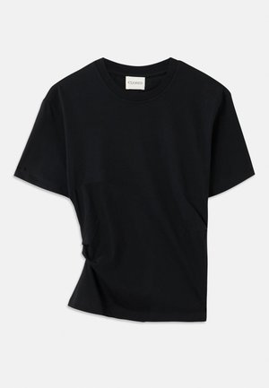 Sort t-shirt lavet af blødt bomuld, med rund halsudskæring, korte ærmer og et let skrået design for en afslappet pasform.