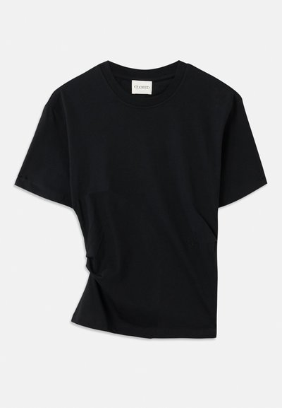 Black t-shirt made of soft cotton, featuring a crew neckline, short sleeves, and a slightly twisted design for a relaxed fit.