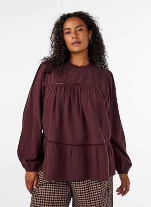 Zizzi, BLUSE MIT STICKEREI UND LOCHSTICKEREI - Μπλούζα - dunkles bordeaux