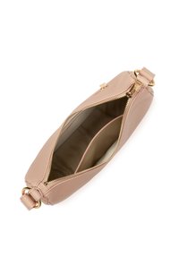 Borsa in pelle rosa con apertura con cerniera. L'interno presenta un rivestimento liscio e una tasca a scomparsa. Accenti di ferramenta dorata visibili.