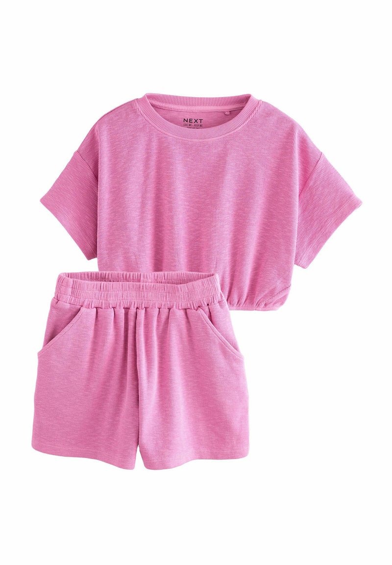 Lyserød to-delt loungewear sæt med en tekstureret ribbet finish. Inkluderer en kortærmet cropped top og shorts med elastisk talje og lommer.