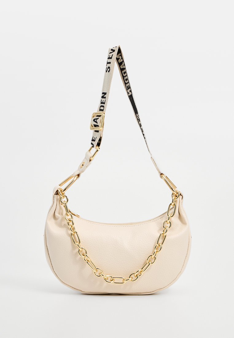 Borsa color crema con forma curva, pelle texture, dettagli in catena dorata e una tracolla in tessuto con branding in bianco e nero.