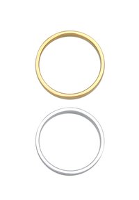Anillos de oro y plata, forma redonda simple, textura lisa, acabado pulido, apilados verticalmente, colores metálicos en contraste.