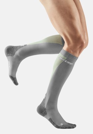 CEP COMPRESSION ULTRALIGHT - Kniestrümpfe - grey lime