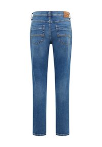 Jeans de mezclilla azul, corte recto, lavado medio, diseño de cinco bolsillos, bolsillos traseros con costuras sutiles, etiqueta de cuero en la cinturilla.