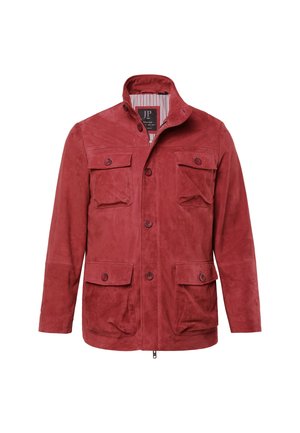 Giacca in camoscio rosso con colletto alto, chiusure con bottoni e quattro tasche frontali. Presenta una fodera a righe e una vestibilità comoda.