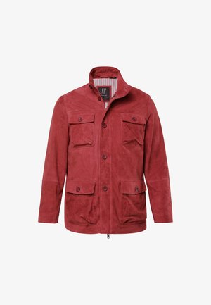 Rote Wildlederjacke mit hohem Kragen, Knopfverschlüssen und vier Vordertaschen. Sie verfügt über ein gestreiftes Futter und eine lockere Passform.