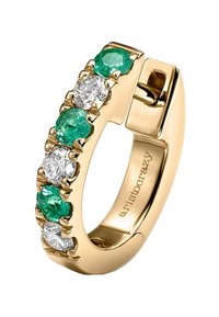 Pendiente de aro dorado que presenta piedras verdes y diamantes claros alternos, con un acabado suave y un cierre de bisagra seguro.