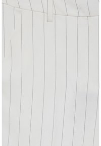 Bílé látkové kalhoty s námořnickými svislými pruhy, mají hladkou texturu, zapínání na zip a boční kapsy.