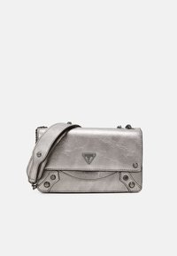 Metallisk sølv crossbody-taske med en struktureret overflade, der har en klaplukning, trekantet logo og trykknaplukninger, ledsaget af en justerbar rem.