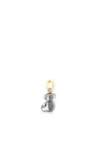 Colgante de oso de plata con acabado pulido y ojete de oro amarillo; presenta orejas redondeadas y un diseño compacto y suave.