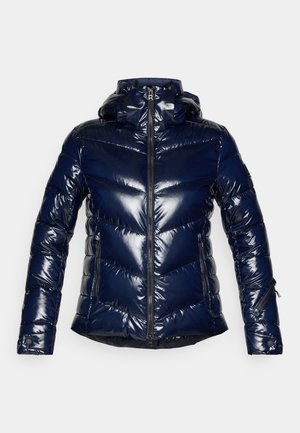 Marineblaue Pufferjacke mit glänzendem Finish. Sie verfügt über eine enganliegende Kapuze, eine Chevron-Steppung und Reißverschlusstaschen. Vorderer Reißverschluss.