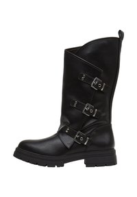 Stivale in pelle nera fino al ginocchio con tre fibbie argentate regolabili sul lato esterno, finitura testurizzata e suola in gomma spessa.