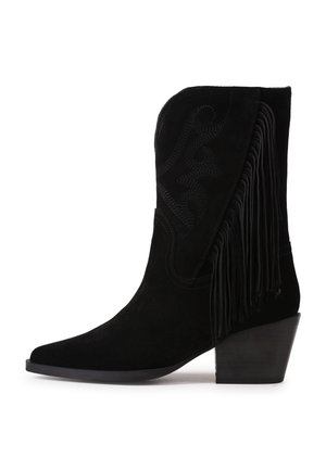 Botte de cowboy en daim noir avec un bout pointu, des coutures décoratives, des détails de franges sur les côtés et un talon bloc empilé.