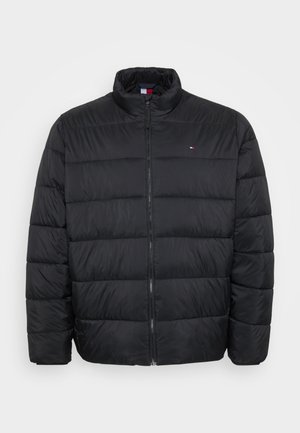 Giubbotto imbottito nero a trapunta con zip frontale, colletto rialzato, maniche lunghe e un piccolo logo rosso, bianco e blu sul lato sinistro del petto.