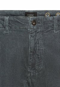 Donkergrijze corduroy broek met verticale ribbels, voorzien van een zwarte knoopsluiting en een label met de tekst "Camel." Standaard taille met zakken.