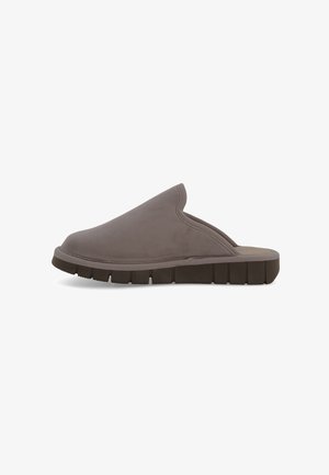 Scarpe slip-on grigie con materiale superiore morbido e liscio e una suola in gomma spessa e testurizzata con un motivo scanalato per garantire la trazione.