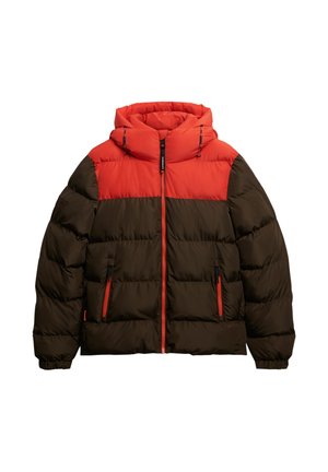 Bruine en rode puffy jas met een capuchon, voorzien van een ritssluiting aan de voorkant, twee ritszakken en elastische manchetten. Gelaagde panelen op de schouders.