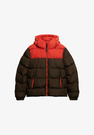 Veste rembourrée marron et rouge avec capuche, dotée d'une fermeture éclair sur le devant, de deux poches zippées et de poignets élastiques. Panneaux texturés sur les épaules.