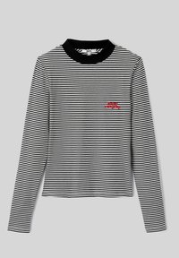 T-shirt à manches longues rayé en noir et blanc, avec un col noir et un texte brodé rouge sur la poitrine. Matière en coton avec texture côtelée.