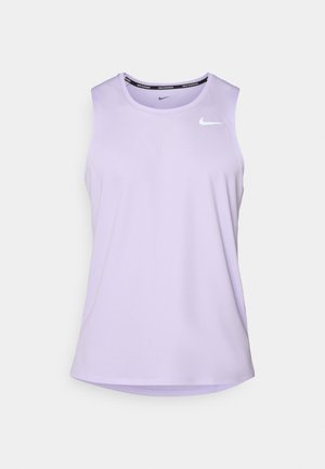 Lila ärmelloses Sporttanktop aus leichtem Material mit abgerundetem Saum und kleinem weißen Nike-Logo auf der Brust.