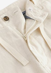 Next REGULAR FIT - Pantaloni scurți - ecru white