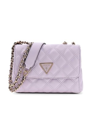 Lavendel gekwilt lederen schoudertas met gouden kettingband en driehoekig metalen Guess-logo op de voorsluiting.