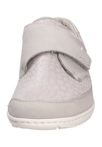 Hellgraue Schuhe mit strukturiertem Reptilmuster im Obermaterial, Klettverschluss, weichem Material und abgerundeter Zehenpartie. Gummisohle mit Nähten.