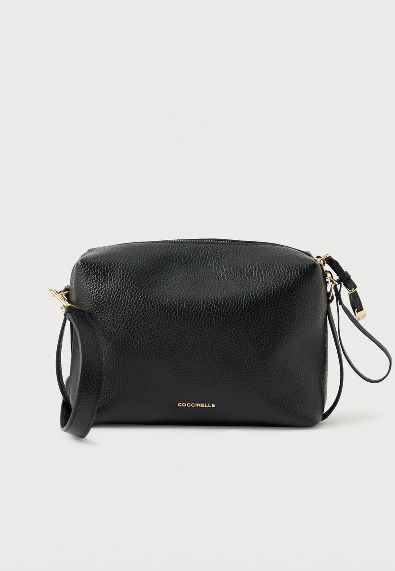 Sort læder crossbody taske med tekstureret overflade, guldfarvet hardware, lynlåslukning og aftagelig strop. Logo foran.