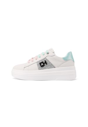 Sneaker platform bianca con lacci rosa pastello e blu, pannello laterale glitter argento con logo nero e tallone metallico azzurro chiaro.