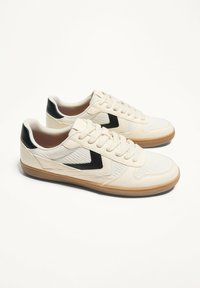 Bershka Sneakers - white