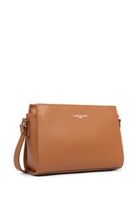 Borsa a spalla in pelle marrone chiaro con finitura texturizzata, forma rettangolare, accessori in metallo argentato e logo "Lancaster Paris" in rilievo sul davanti.