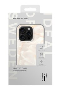 iPhone 16 Pro dekse, rosaskinnende marmor design, glatt tekstur, slank profil, svart kamerairesing, resirkulerte materialer, pakket i en grå boks.