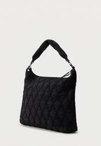 Borsa nera trapuntata con finitura testurizzata, dotata di tracolla imbottita e chiusura con zip sulla parte superiore. Dettagli a motivo a diamante ben visibili.