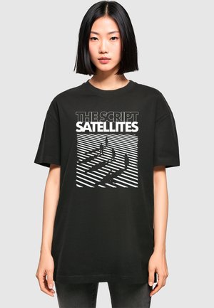 Sort bomulds t-shirt med grafisk design, der viser teksten "THE SCRIPT SATELLITES" og abstrakte skygger på vandrette linjer.