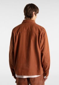 Bruine katoenen overshirt met een kraag, knoopmanchetten en een relaxte pasvorm, met een gladde textuur en een rechte zoom.