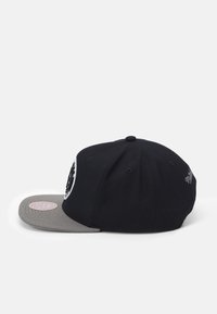 Mitchell & Ness NBA BROOKLYN NETS TEAM TONE SNAPBACK - Roupa de discoteca - black/grey