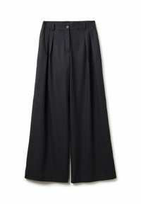 Schwarze weit geschnittene Hose mit vorderen Falten, Gürtelschlaufen und einem Knopfverschluss am Bund vor weißem Hintergrund.