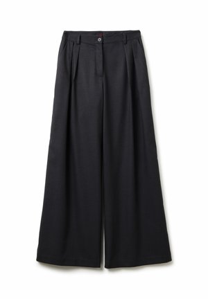 Schwarze weit geschnittene Hose mit vorderen Falten, Gürtelschlaufen und einem Knopfverschluss am Bund vor weißem Hintergrund.
