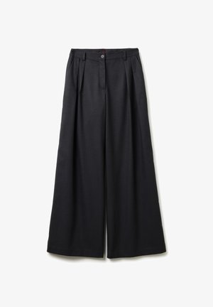 Pantaloni neri a gamba larga con pieghe frontali, passanti per cintura e chiusura a bottone in vita su uno sfondo bianco.