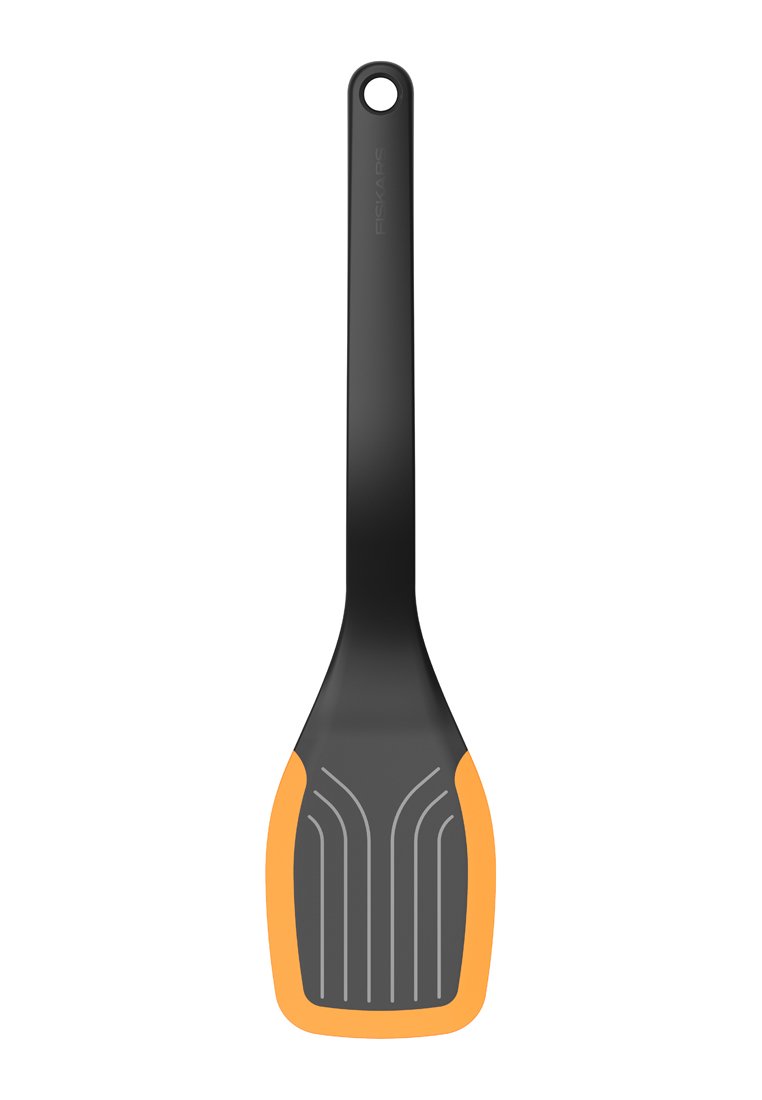 Schwarze Silikonspachtel mit orangefarbenem Akzent. Verfügt über einen flachen, breiten Kopf und einen langen Griff mit einem Aufhängeloch. Strukturierte Oberfläche für besseren Grip.