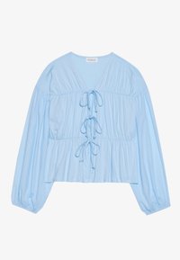 Světle modrá halenka s dlouhým rukávem a hlubokým výstřihem do V, s vytahovacím detailem vpředu a elastickým staženým pasem pro uvolněný střih.