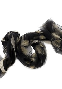Sciarpa nera trasparente con motivi di foglie ricamate in oro, realizzata in un tessuto leggero e testurizzato, con un design fluido.