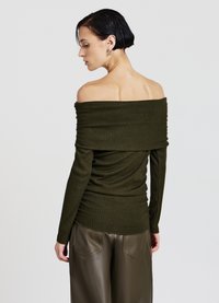 Olivgrünes, schulterfreies, geripptes Oberteil mit figurbetontem Schnitt, langen Ärmeln und strukturierter Stoffstruktur. Rückansicht zeigt glatte Linien und Details.