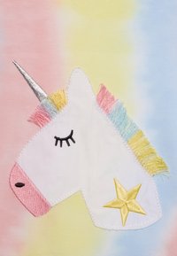Wyszywany motyw jednorożca z różowym nosem, srebrnym rogiem, pastelową grzywą i żółtą gwiazdą na tło w tye-dye w delikatnych odcieniach różu i niebieskiego.