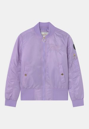 Veste bomber lavande avec fermeture éclair à l'avant, deux poches à boutons-pression, poche zippée sur la manche et « Keep on Moving » brodé sur la poitrine.