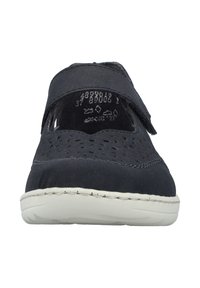 Dunkelblaue Schuhe mit einem perforierten Design, einem Klettverschluss und einer hellen Sohle. Weiche Textur, abgerundete Form und minimalistische Nähte.