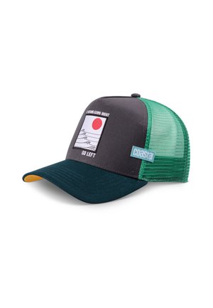 Szaro-zielona czapka z daszkiem typu trucker z siateczkowym tyłem, z kwadratową naszywką przedstawiającą czerwone słońce i fale, z wyhaftowanym napisem: "I STARTED GOING RIGHT GO LEFT."