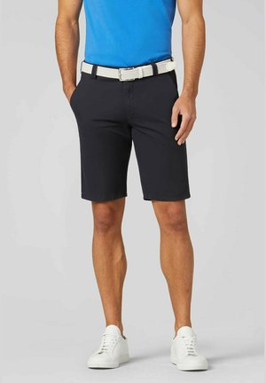 Shorts marine en mélange de coton, avec poches avant, coupe décontractée et une ceinture texturée blanche. Associés à des baskets blanches.